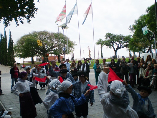 Los txikis de Rosario bailando en la celebración del Aberri Eguna (fotoEE)